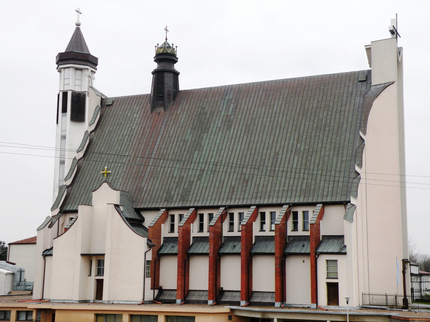 Zdjęcie architektury budynku Sanktuarium Matki Bożej Nauczycielki Młodzieży i kościół pw. Najświętszej Maryi Panny Królowej Wyznawców